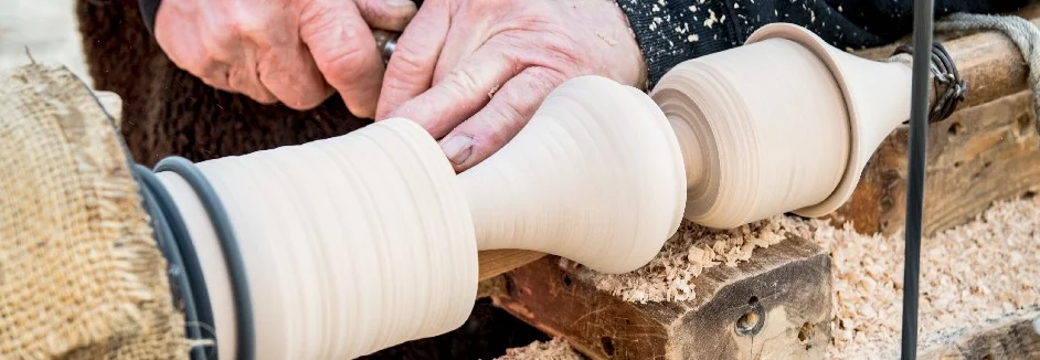 Hände bearbeiten Holz auf Drechselbank